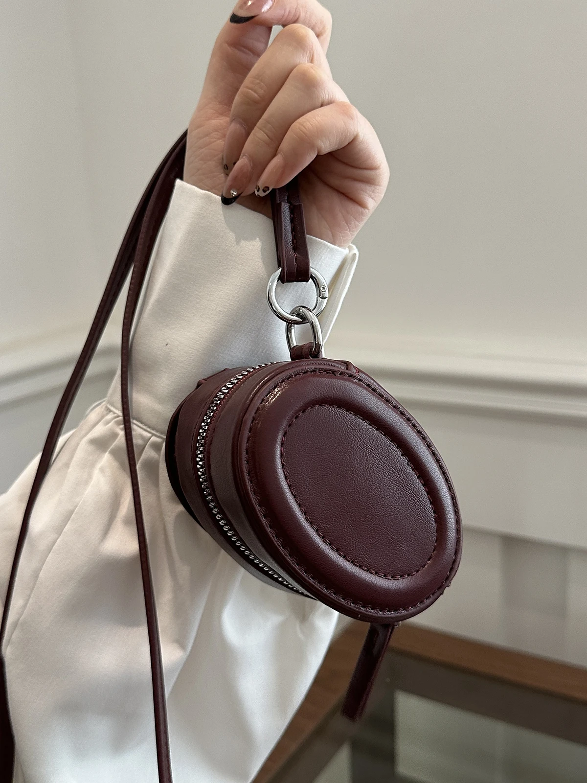 حقيبة كتف صغيرة أنيقة للنساء، حقيبة متعددة الاستخدامات للتعليق حول الرقبة، حقيبة للسماعات وأحمر الشفاه، تصميم عصري جديد لعام ...