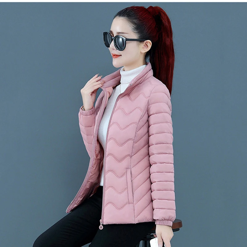 Cappotto corto da donna nuovo Piumino imbottito in cotone Parka Capispalla invernale femminile leggero Moda Cappotto caldo sottile