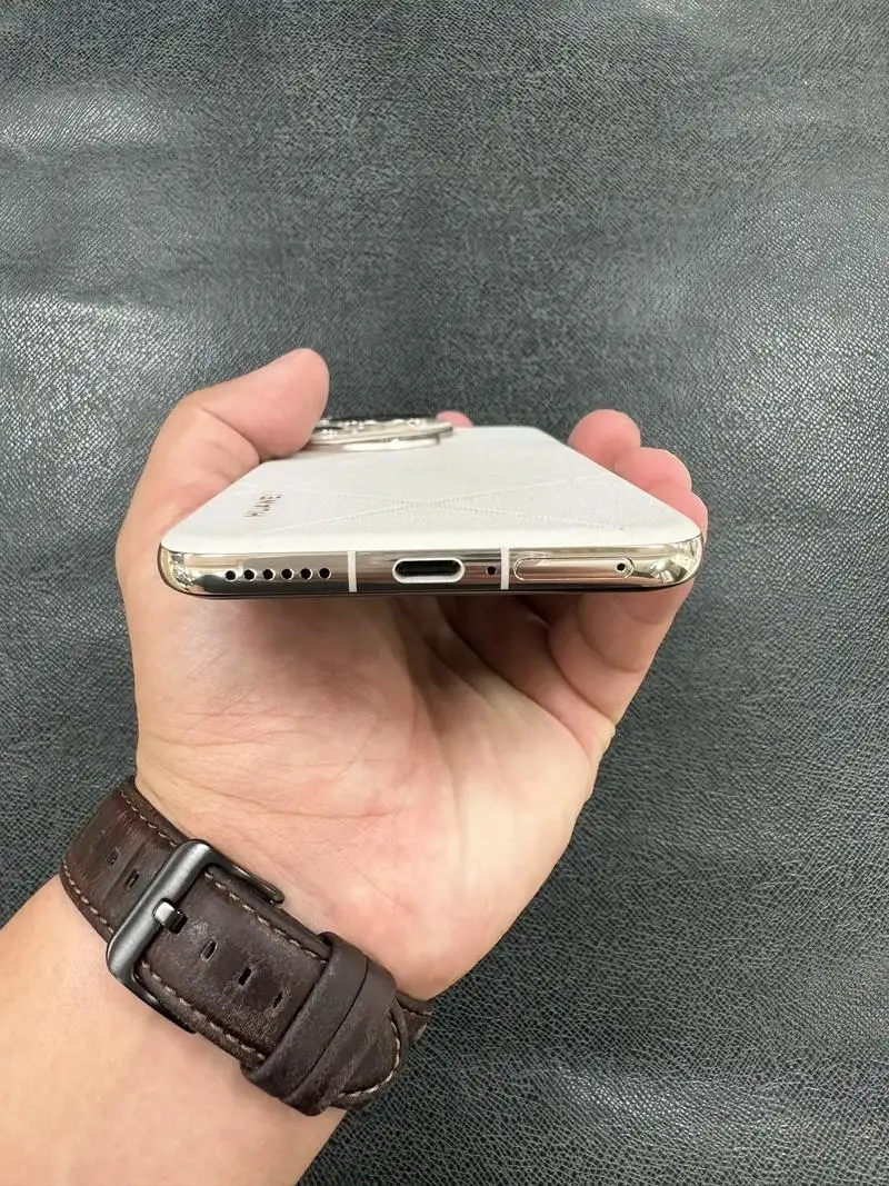 هاتف Huawei Pura70 Ultra الذكي بشاشة 5G 6.8 بوصة 2844x1260px CPU Kirin 9010 ثنائي الشريحة (نانو SIM) هاتف مستعمل