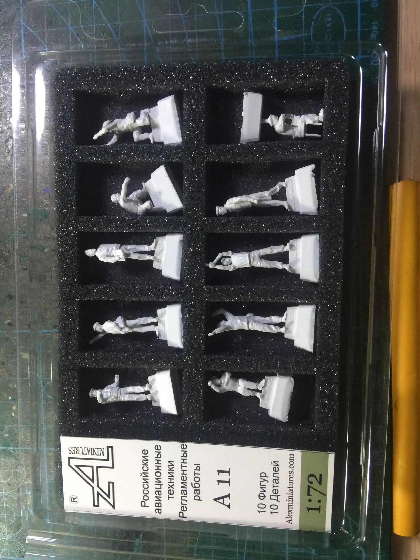 1:72 Die-cast Resin Figure Model Assembly Kit Soldier Ground Crew Model DIY Toy Model Unpainted