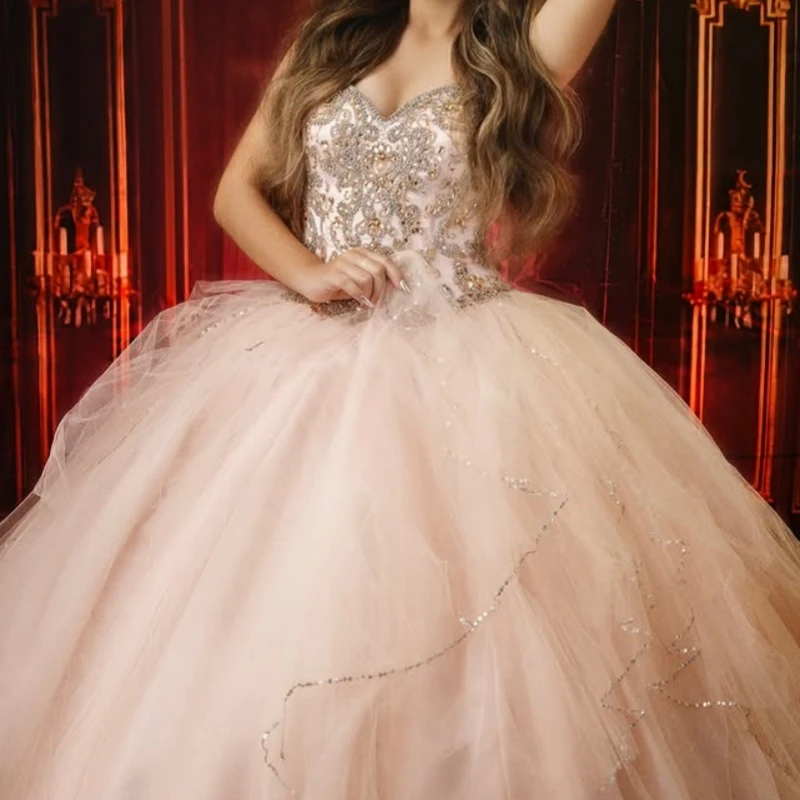 

Светло-розовые платья Quinceanera по индивидуальному заказу с открытыми плечами и хрустальной аппликацией, кружевное многослойное платье с длинным хвостом, Vestido 15, Quinceanera