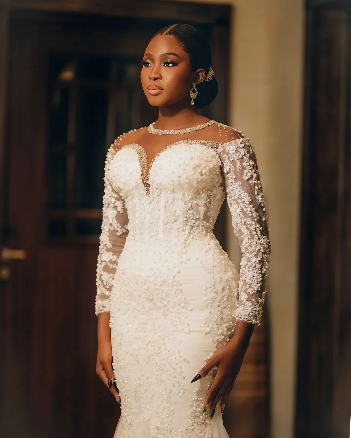 고급스러운 화이트 머메이드 아플리케 비즈 여성 웨딩 드레스 섹시한 투명 칼라 긴 소매 댄스 신부 드레스 맞춤 제작