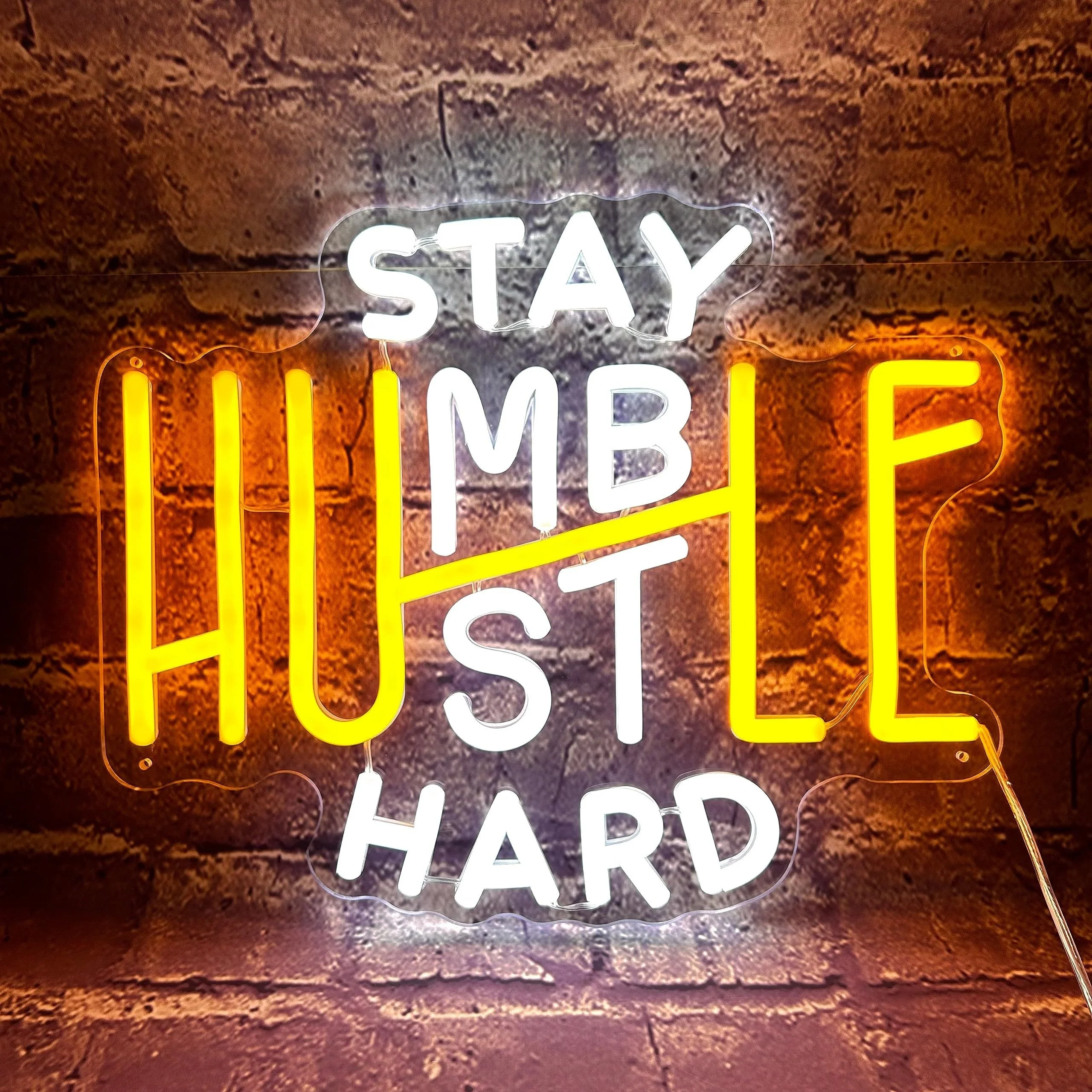 

Жесткая неоновая настенная декоративная вывеска Stay Humble и Work идеально подходит для тренажерного зала и фитнес-студии, атмосферы вечеринок