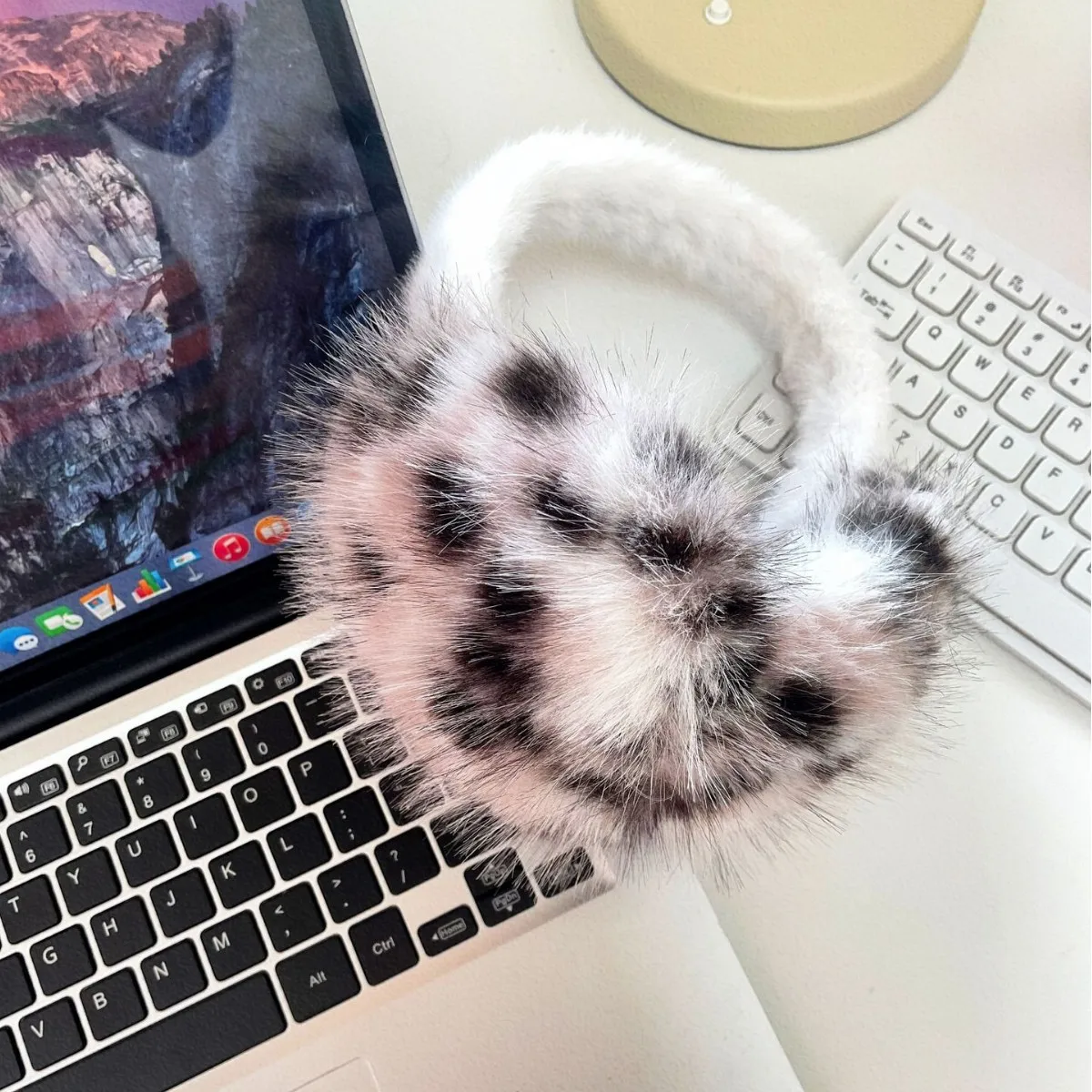 Anjj ヒョウ柄ぬいぐるみイヤーマフファッショントレンディな絶妙な模造ウサギの毛皮のイヤーマフ屋外女性暖かい耳保護