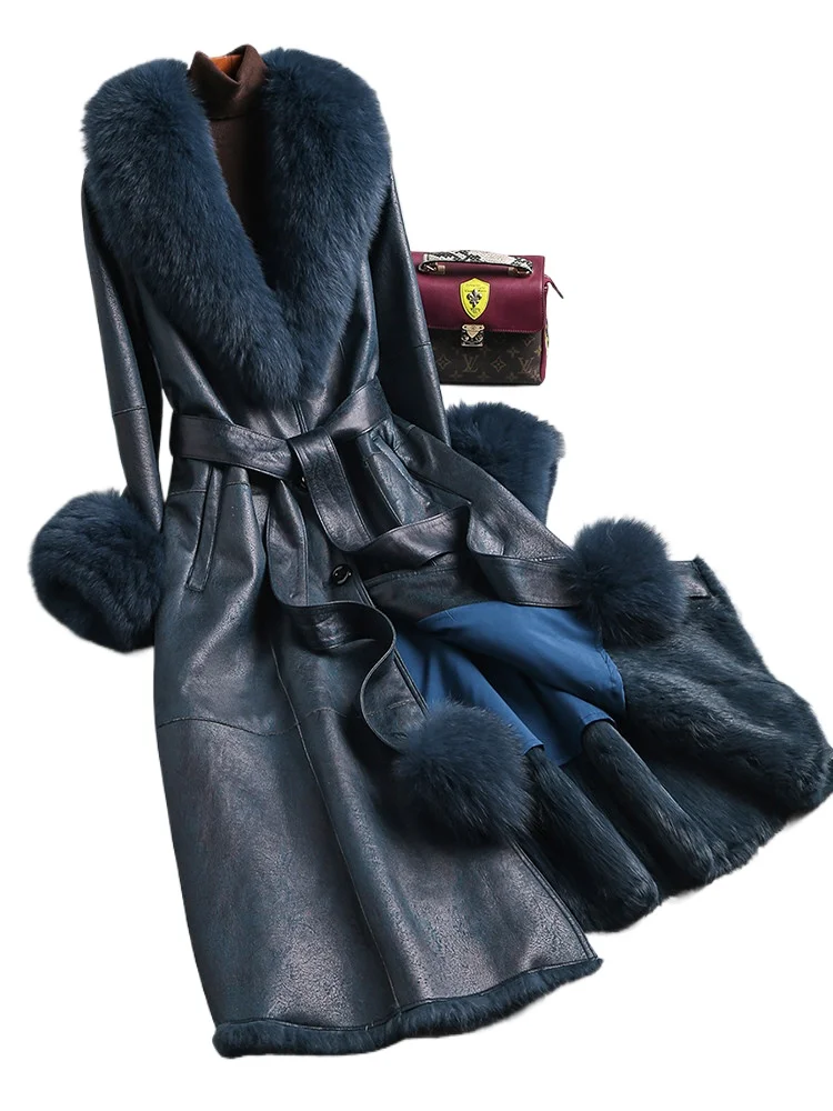 

Кожаное пальто с натуральным мехом, женское, с воротником из лисьего меха, приталенное, средней длины, с завязками.