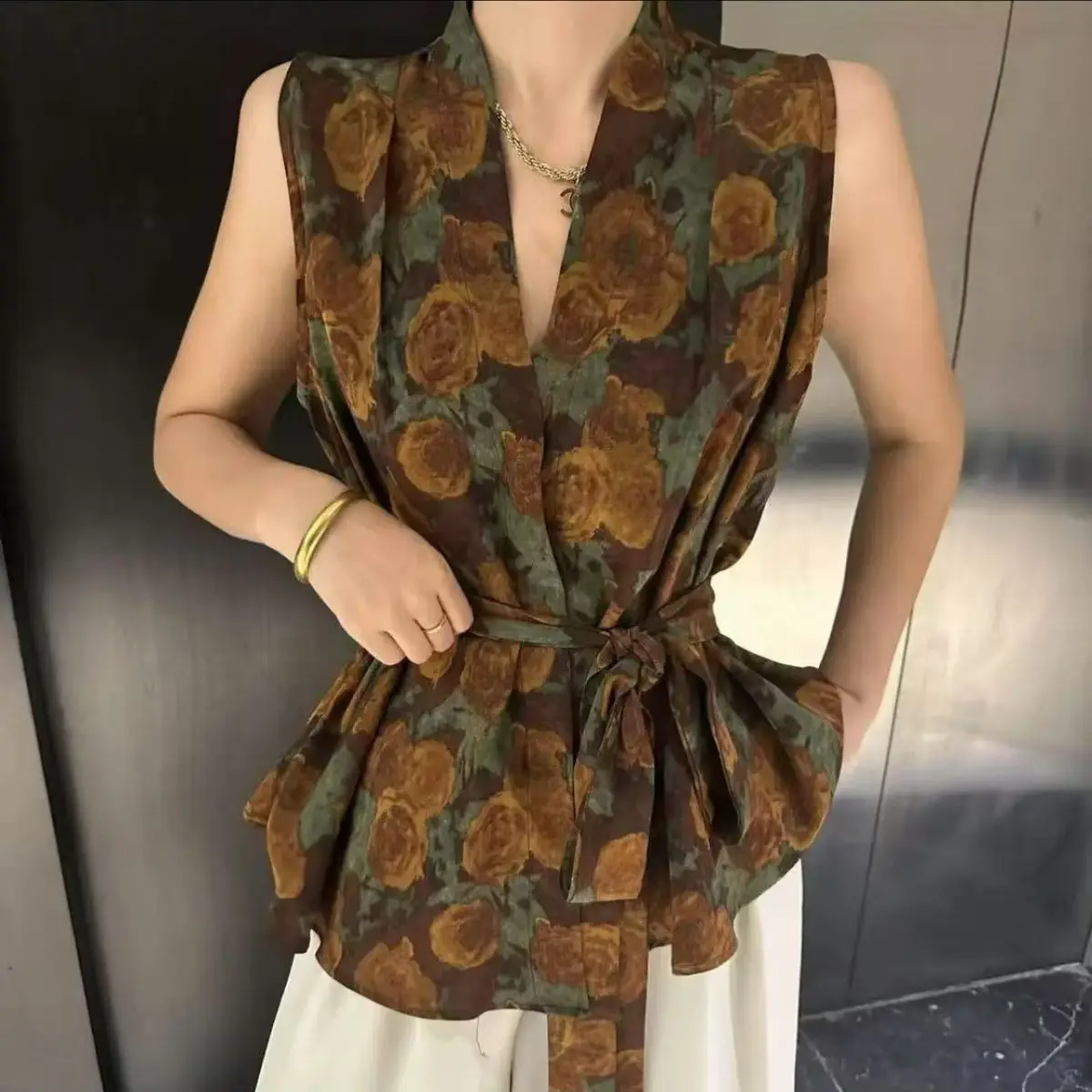 Super Fairy VคอCross Vintageพิมพ์เอวTieเสื้อแขนกุดผู้หญิง2025ฤดูร้อนใหม่ไม่สม่ําเสมอTop