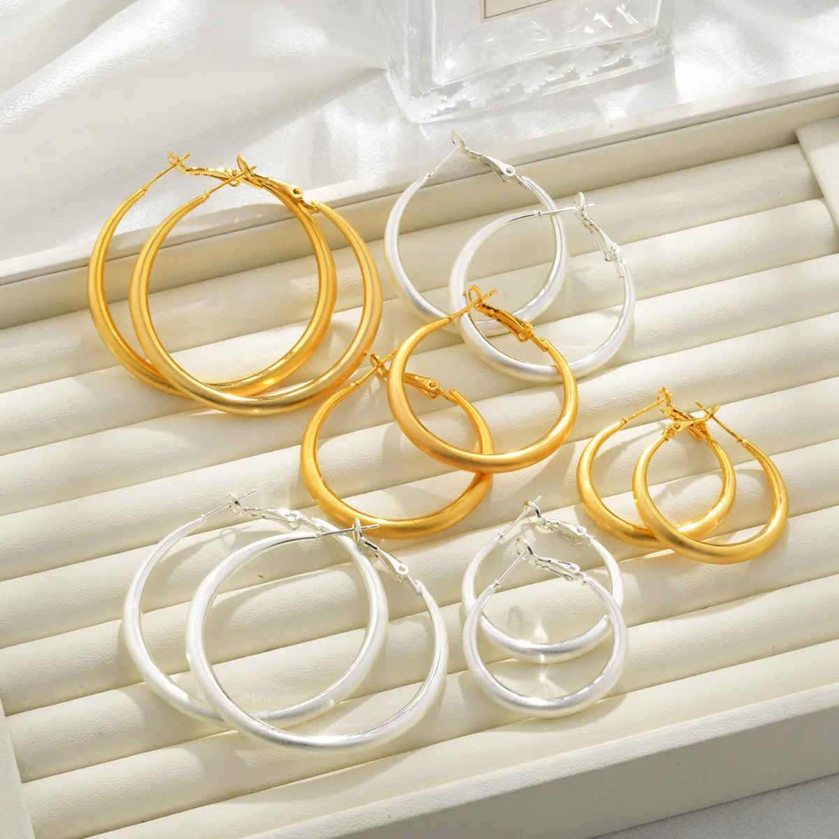 

Exaggerated high-end sense, personalized brushed light luxury earrings, large circle temperament, fashion accessories