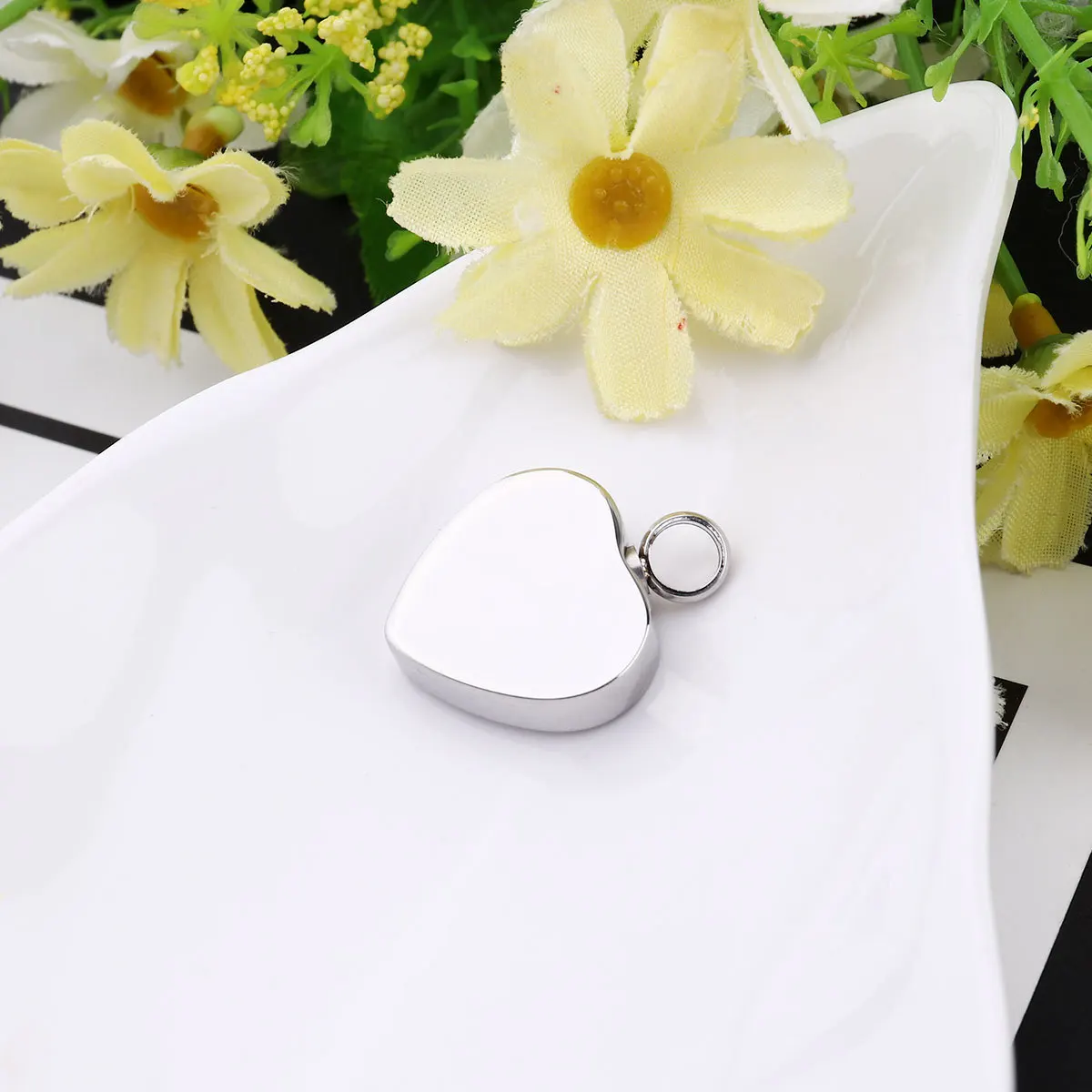

Heart Shaped Pendant Silver Stainless Steel Perfume Bottle Necklace Fashion Ladies Necklace for Anniversary Party Daily Wear
