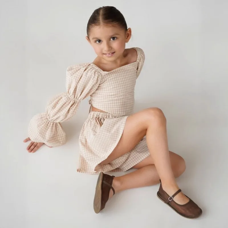 الأطفال مجموعة فتاة 2025 الصيف نمط جديد القطن منقوشة كم كامل غير المتماثلة الأربطة أعلى فضفاض السراويل عارضة موجز الأوروبية