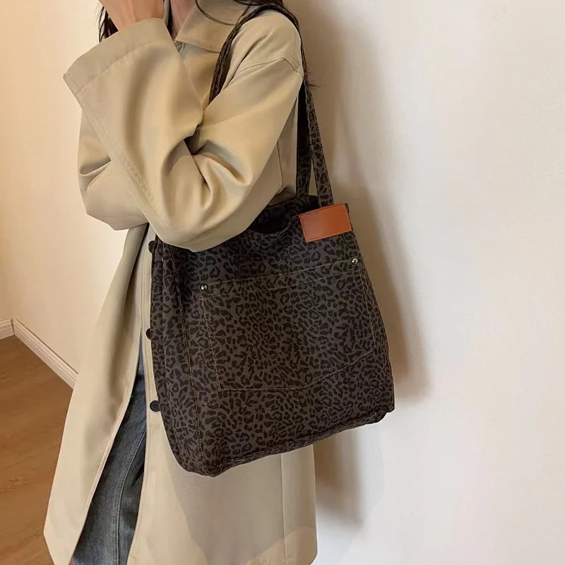 Large capacity leopard print tote bag for women,fashionable and versatile shoulder bag,new minimalist and personalized commuting