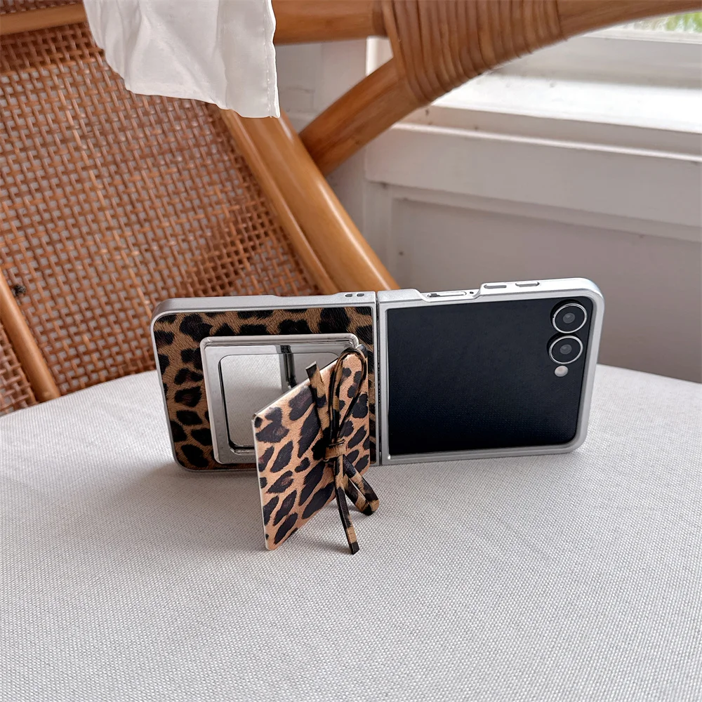 Kawaii Retro Leopard Print Built‑in Makeup Mirror Phone Case For Samsung Galaxy Z Flip 8 7 6 5 4 3 Protective Cover With Bow