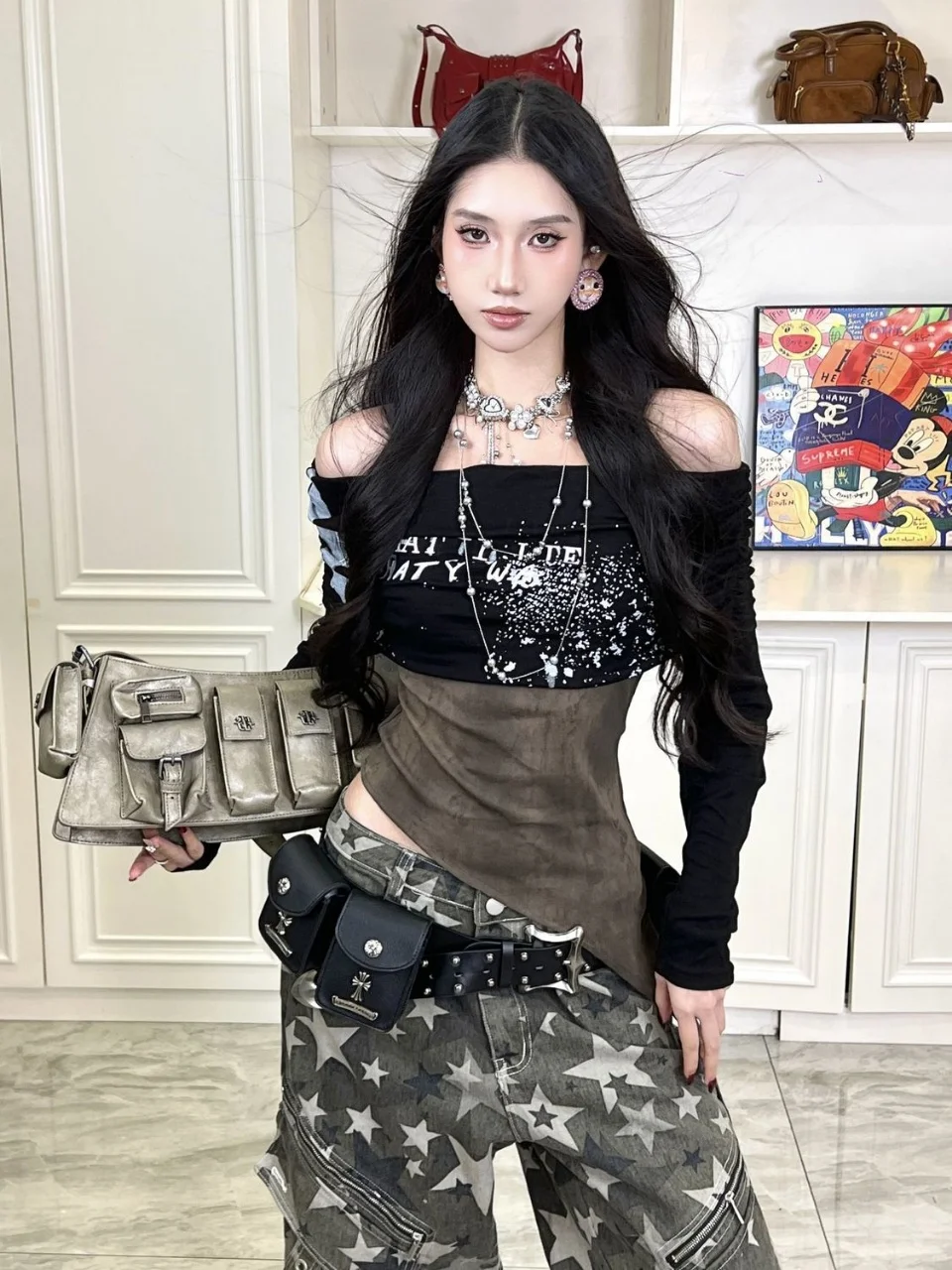 Camiseta negra de manga larga con hombros descubiertos con estampado de letras, con detalle de salpicaduras, Top corto gótico, camiseta informal de otoño para mujer