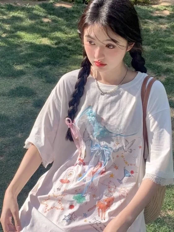 Bluzka damska plus size 300, słodka, młodzieżowa, z wiązaniem, koronkowym zdobieniem, letni nadruk, luźny krój, styl casual.