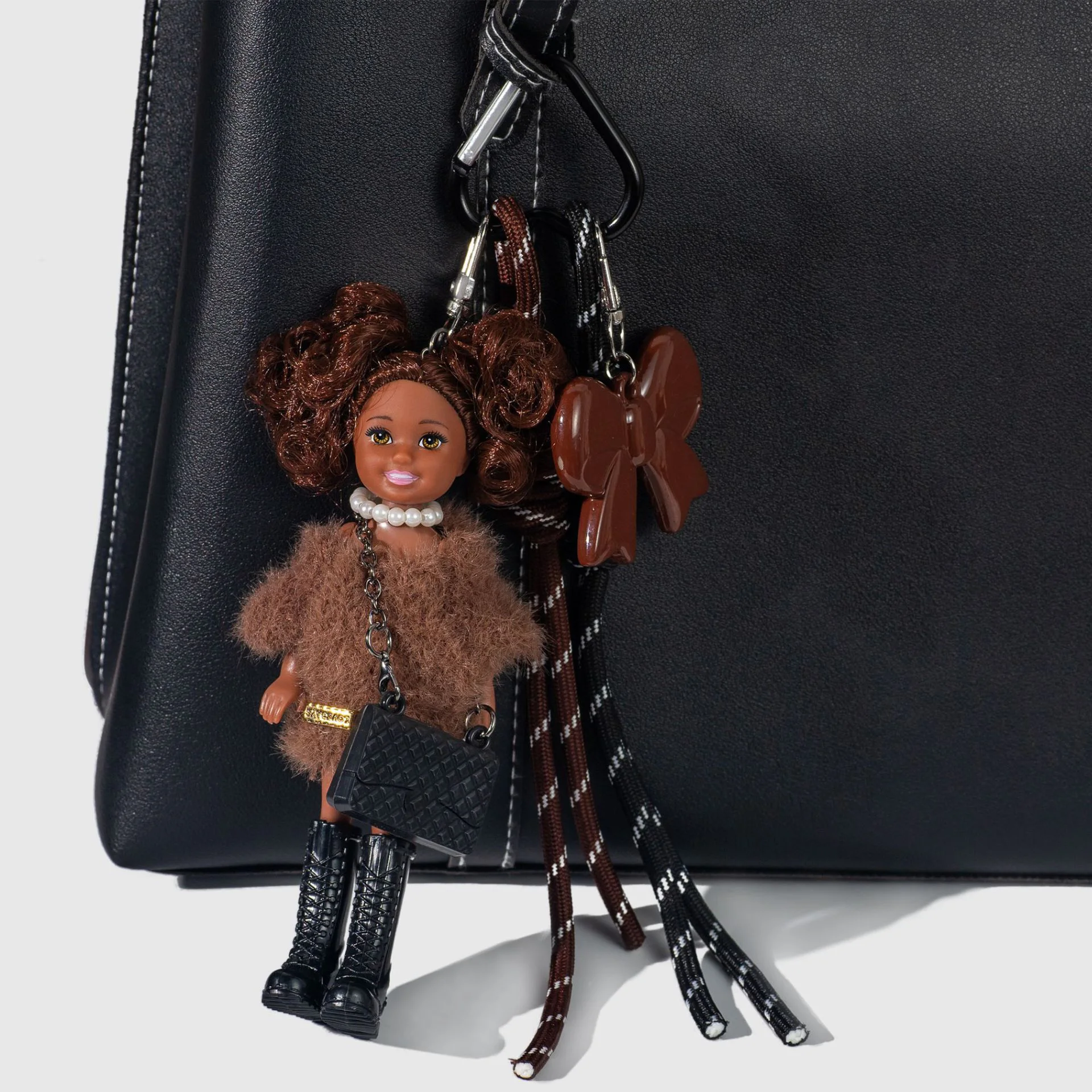 Retro Lalka Kylie w stylu retro, afrykańska, ciemnowłosa, urocza, z kokardką, breloczek, ozdoba do plecaka, zawieszka, lalka BJD, prezent dla dziewczynki