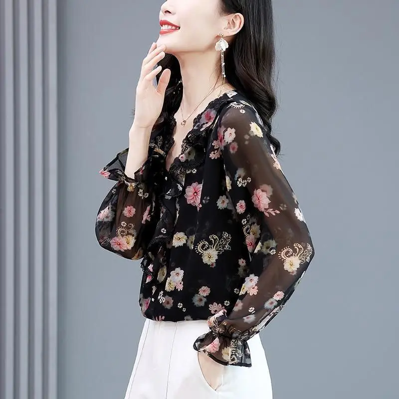 Chiffon Women\'s New Fashionable Age Reducing V-neck Floral Top with Lace Splicing and Gentle French Style