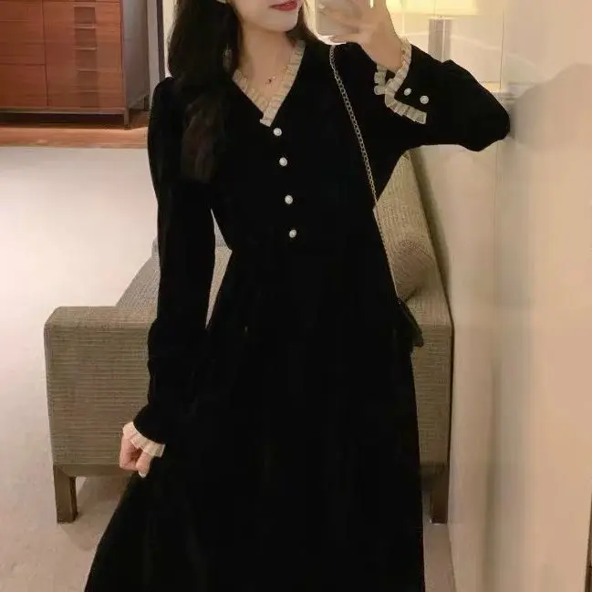 2024 Autumn Winter New Hepburn Style Velvet V-neck Small and Narrow Stylish Long Dress