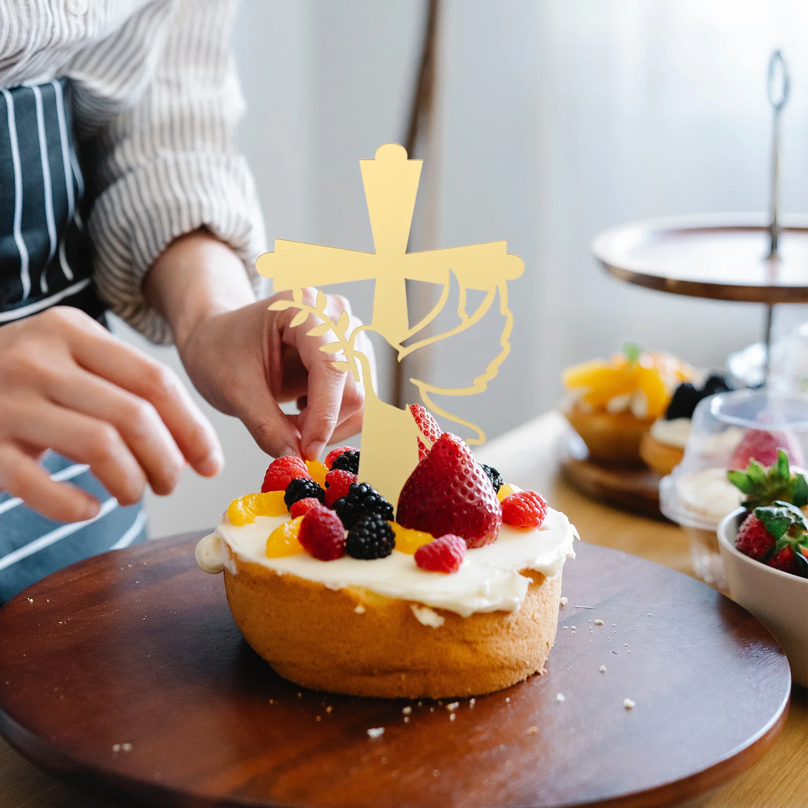 

8Pcs Acrylic Cross Cake Picks Baptism Dessert Toppers Party Decorations Holy Communion Cupcake Inserts Cake Toppers