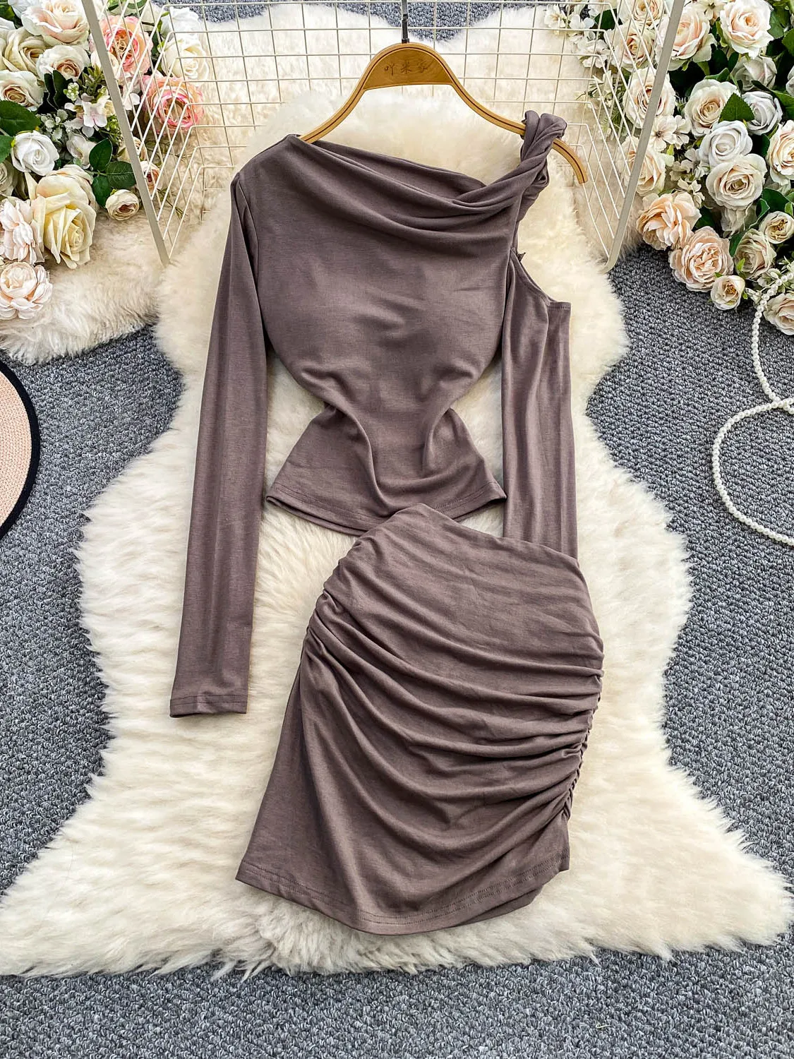 

Комплект из двух предметов: топ на одно плечо с подкладкой для груди и плиссированная юбка для молодых женщин