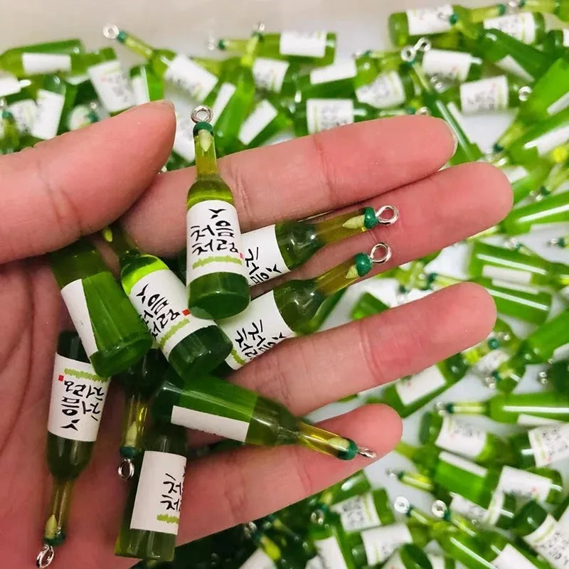 10 peças de mini pingentes de resina em formato de garrafa de bebida alcoólica, pingentes populares de garrafa de vinho para brincos, chaveiros, faça você mesmo, joias fofas.