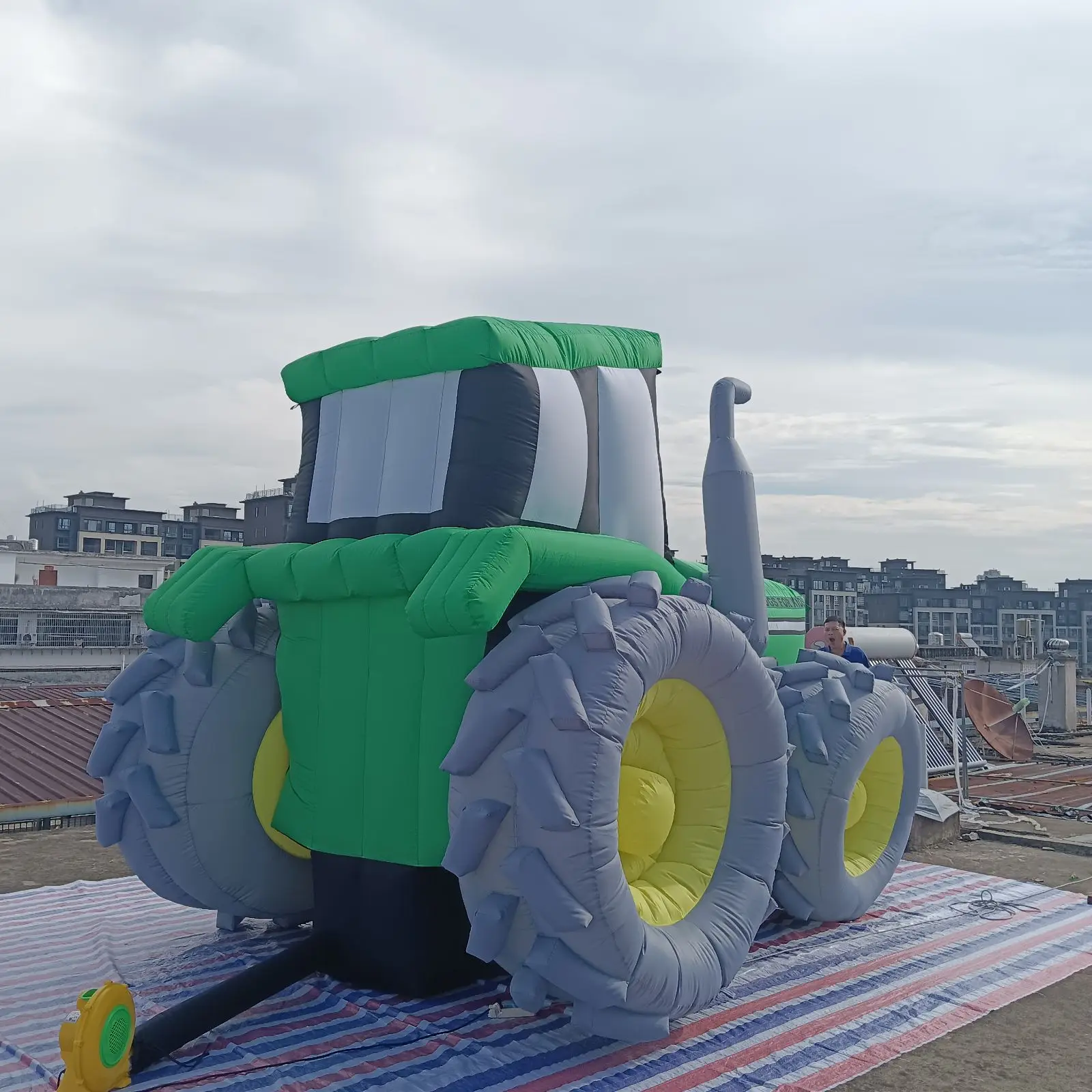 Tractor de globos inflable personalizado de fábrica profesional, modelo de vehículo novedoso para publicidad