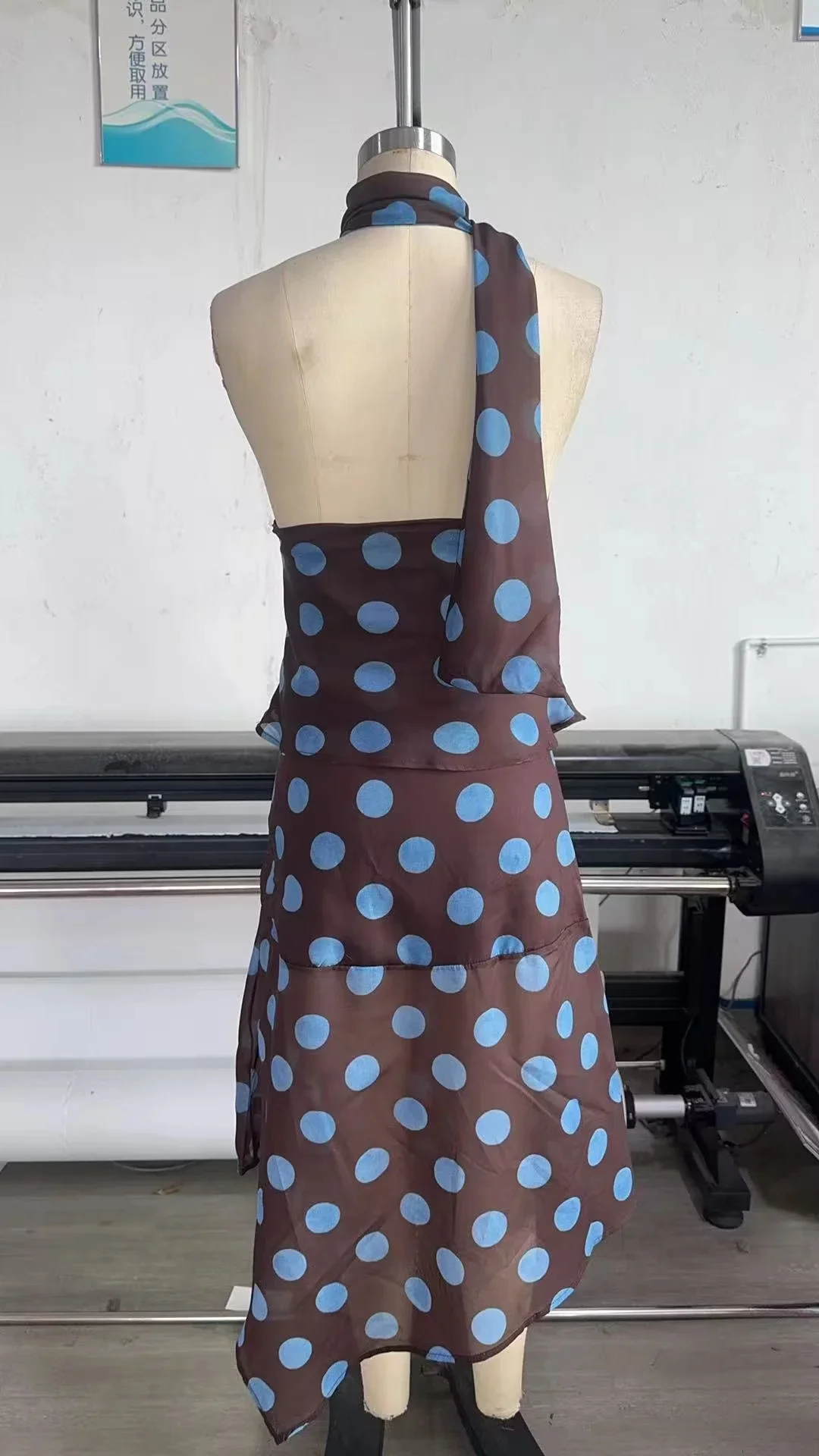 KONDALA 2023, весна-лето, элегантные женские костюмы в горошек, модные топы с открытой спиной и открытыми плечами, шикарные струящиеся женские юбки на молнии