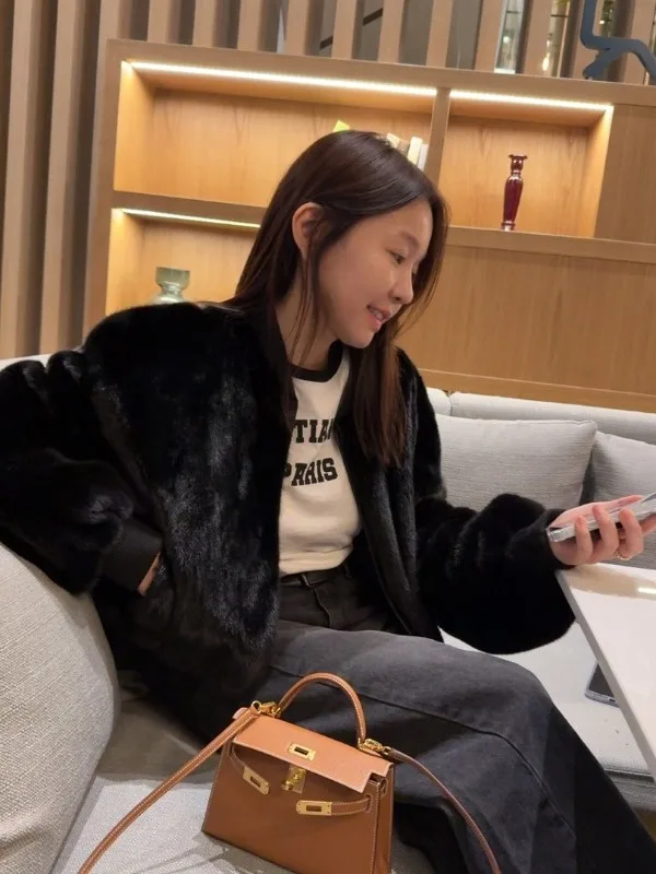 Korean Style Short Fur Jacket Women's Chic Eco-Friendly Winter 2026 All-Match Coat Polyester Fiber Loose Fit Commute Style