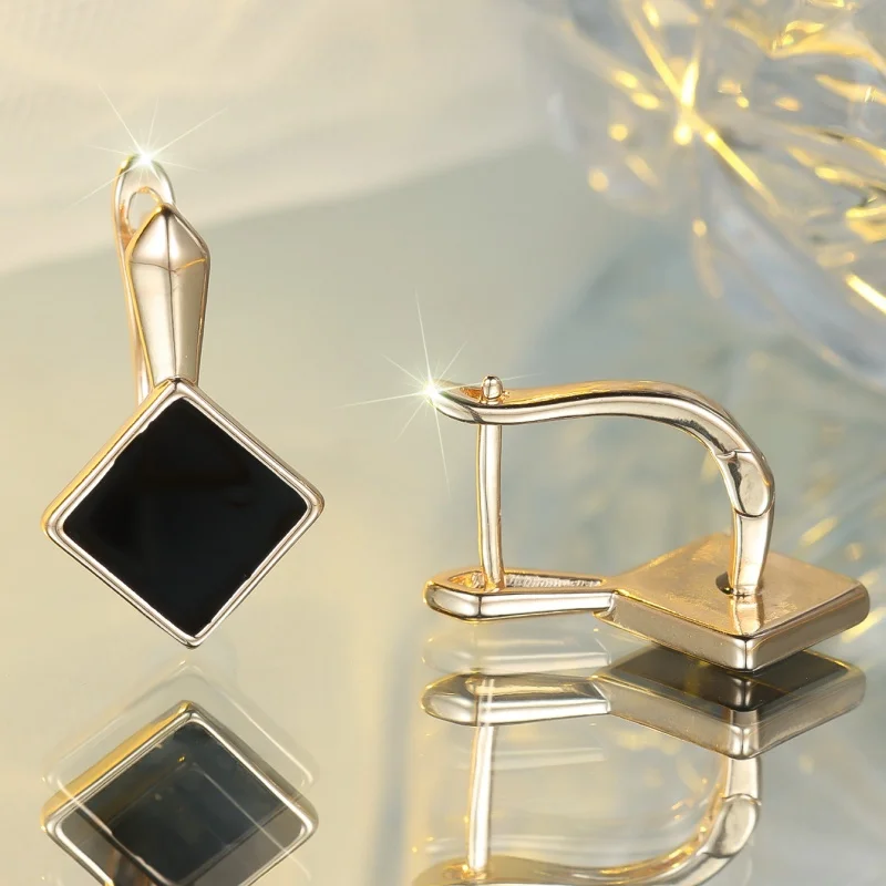 Korean Minimalist Black Drop Oil Diamond Shaped Ear Buckle with A Light Luxury Temperament, Designed To Be Versatile in Jewelry