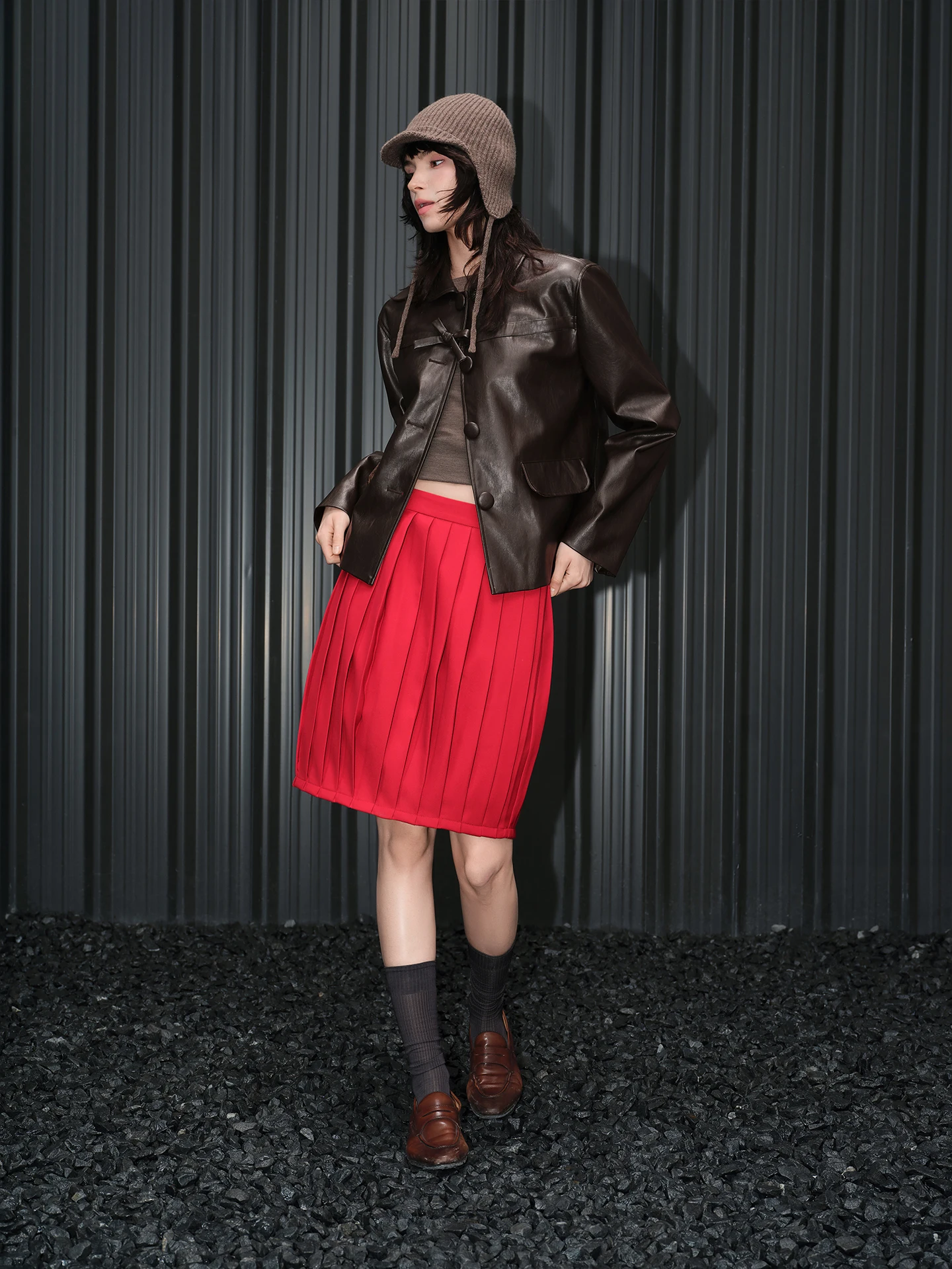 جاكيت نسائي من الجلد من Huiqing، معطف خارجي غير لامع بتصميم عصري لربيع 2026، بقصة ريترو أنيقة ودافئة، بأكمام قصيرة.