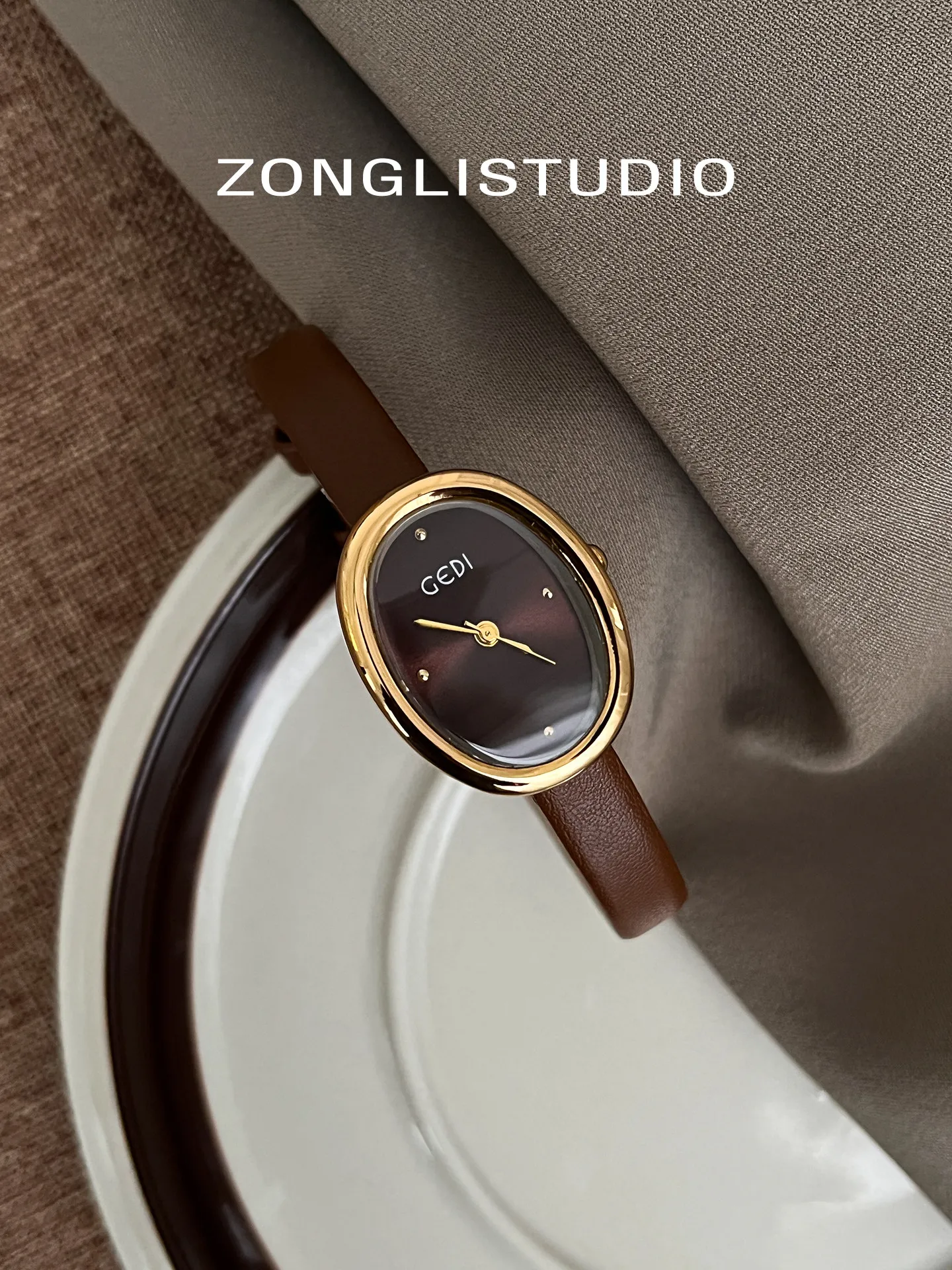 New Arrival: A Stylish And Minimalist Women'S Watch With A VintageSophisticated Design, Perfect For Everyday Wear And Commuting.