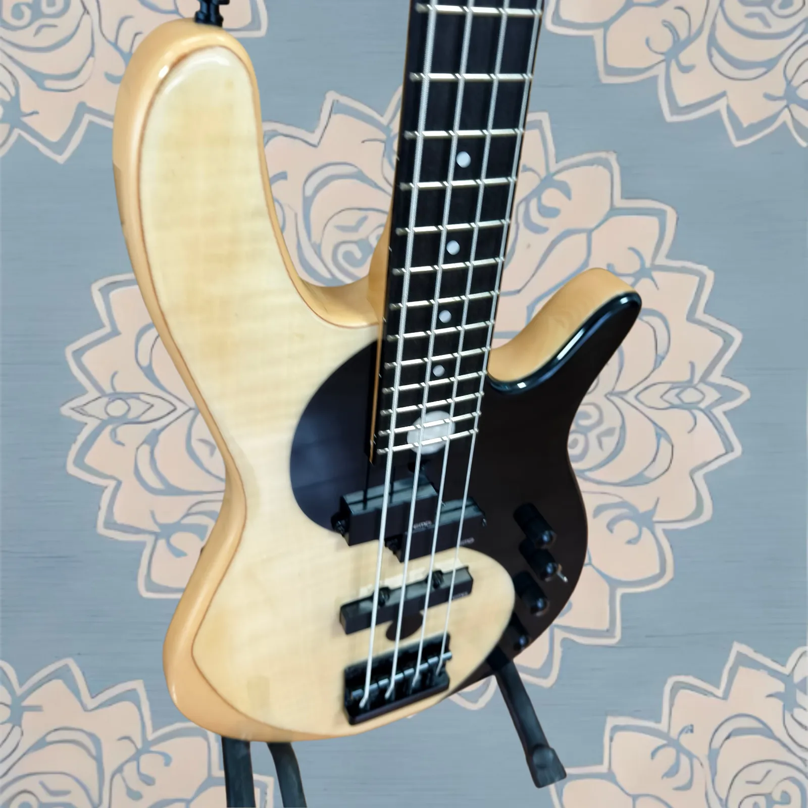 Performance Ship 4 Standard Bass – Victor Wooten Signature Natural Map guitar