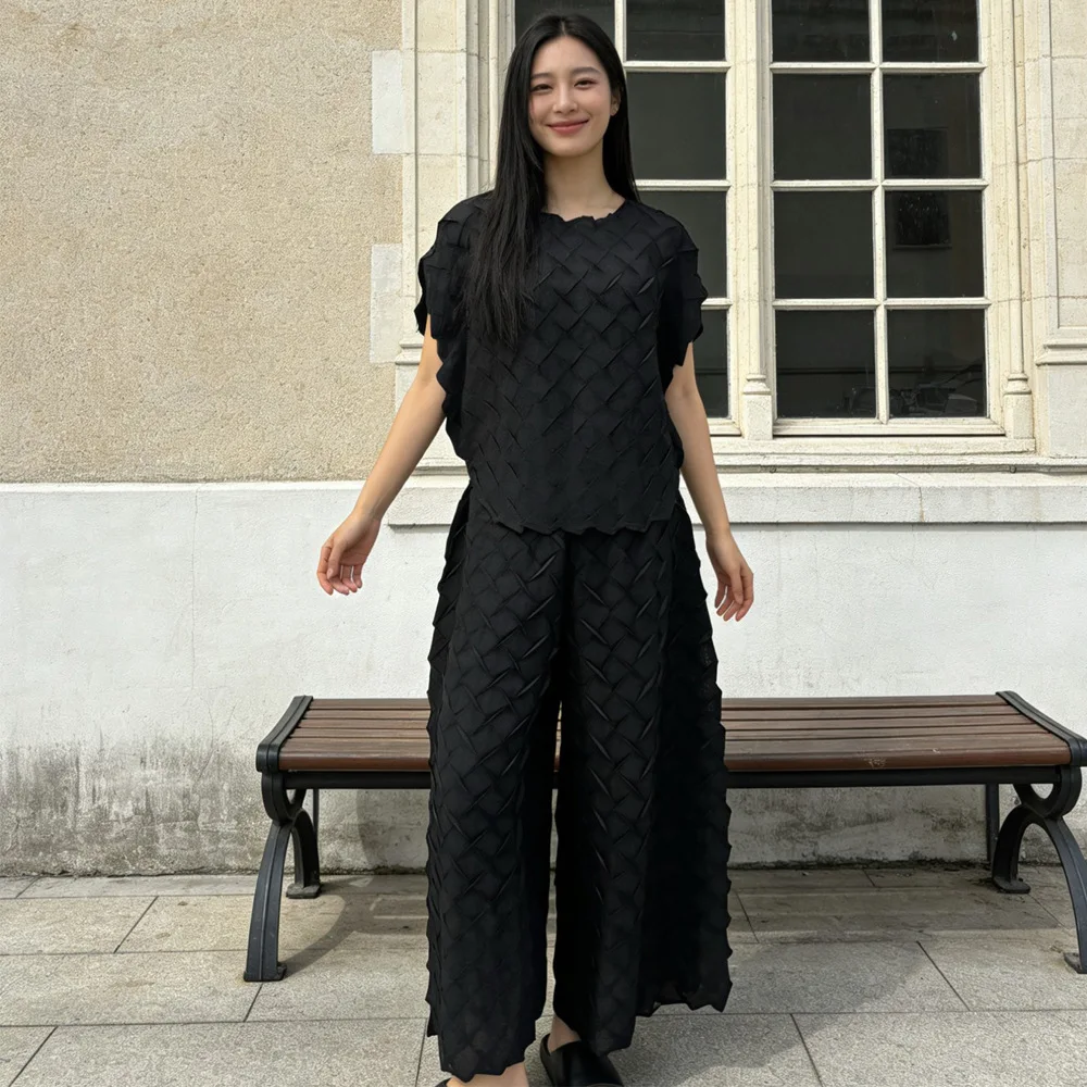 

Комплект из двух предметов: топ с коротким рукавом и широкие брюки из фактурной ткани. Минималистичный шик, стильный повседневный образ, трендовый базовый комплект.