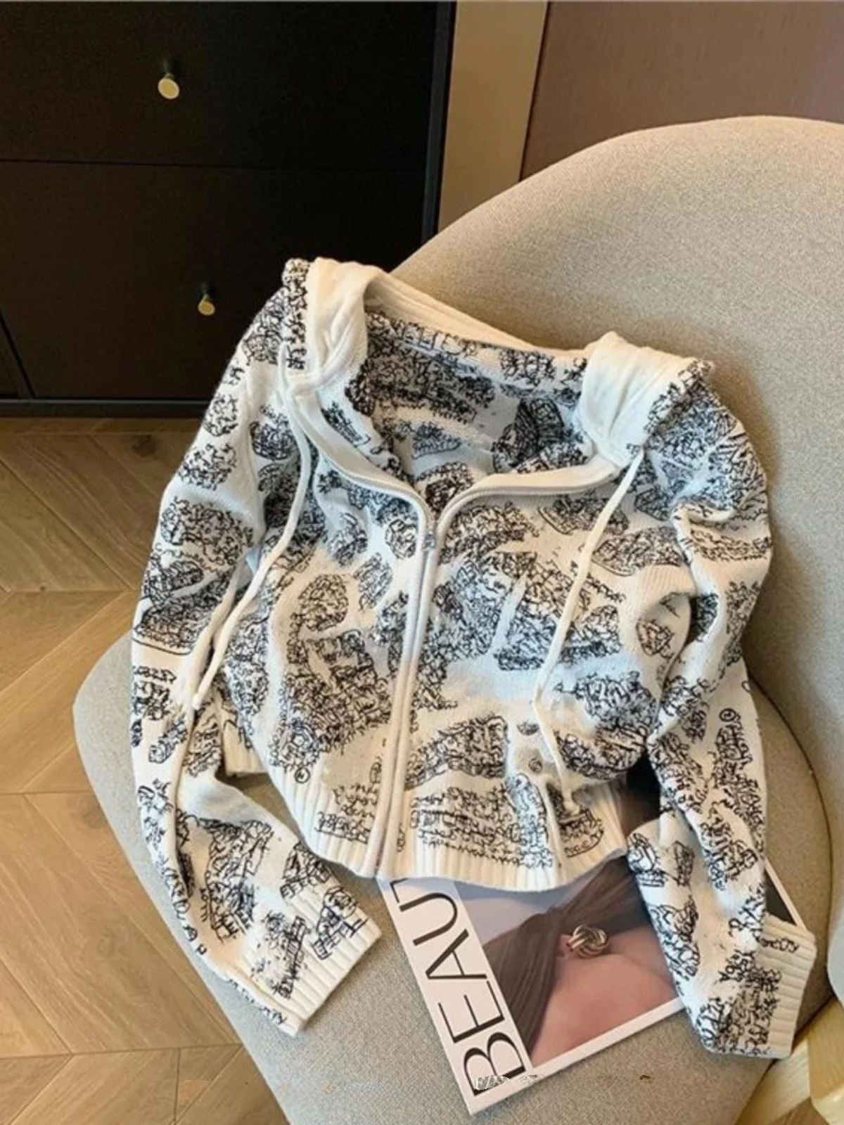 

Women's Hooded Jacket Drawstring Casual Versatile Sweater Autumn 2025 Commute Style Abstract Pattern Cut Label Design