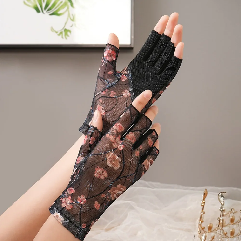 

Summer Thin Sunscreen Gloves for Women Driving Cycling Anti Slip Breathable Elastic Floral Lace Half Finger Gloves