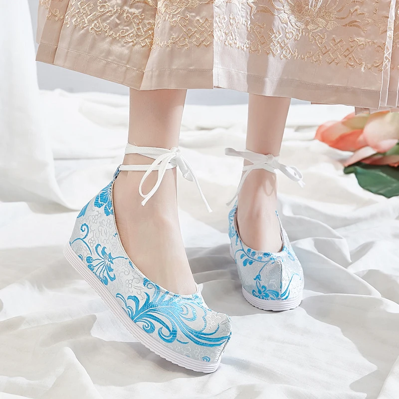 Pointed Toe Hidden HeelsTraditional รองเท้าผู้หญิงโบราณจีน Hanfu นุ่ม Ankel รองเท้า Oriental Floral ปักซาตินสีฟ้า