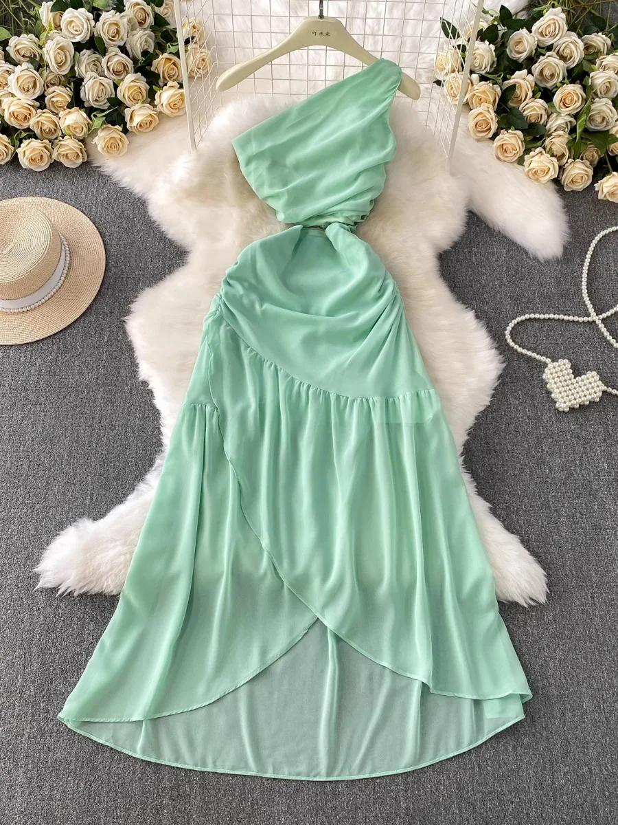 Foamlina エレガントシックな非対称ネックライトグリーンホリデードレス女性休暇カットアウトウエストホールプリーツ不規則なマキシドレス