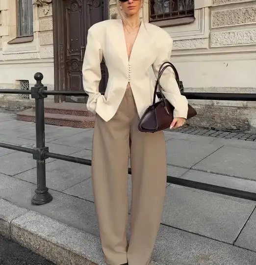 

Autumn Personalized Trend Wide Shoulder Design Slim Fit V-Neck Suit Jacket for Women, Simple and Elegant Button Up Suit Jacket
