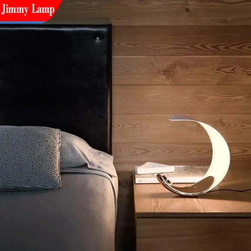 مصباح طاولة قمر منحني فني تصميم منحني حديث لغرفة النوم والدراسة ومنضدة الديكور وأجواء الإضاءة LED