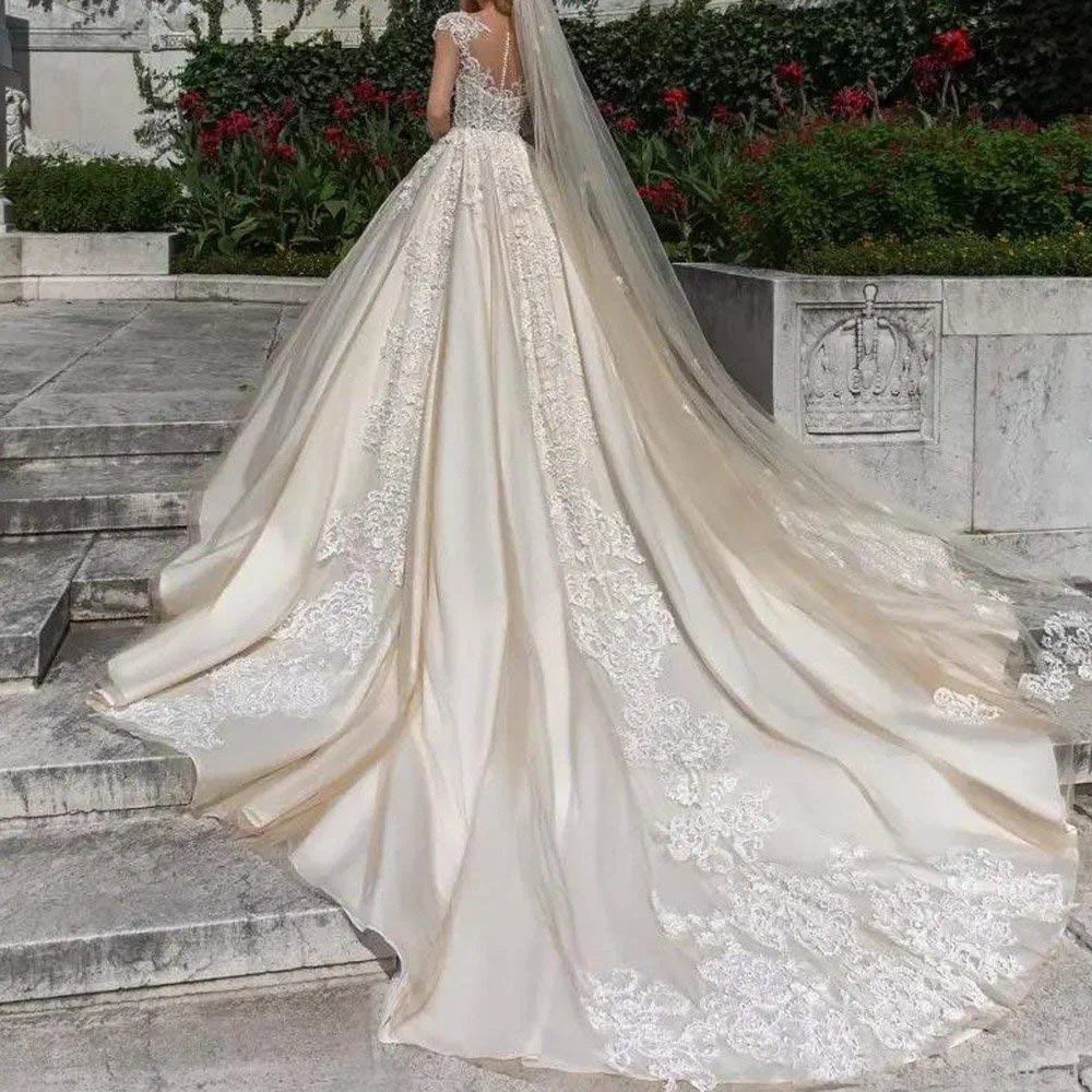 ヴィンテージ風サテンボールガウンウェディングドレス、3Dフラワー、床丈、エレガントなホワイト/アイボリーウェディングドレス、ボヘミアンスタイル