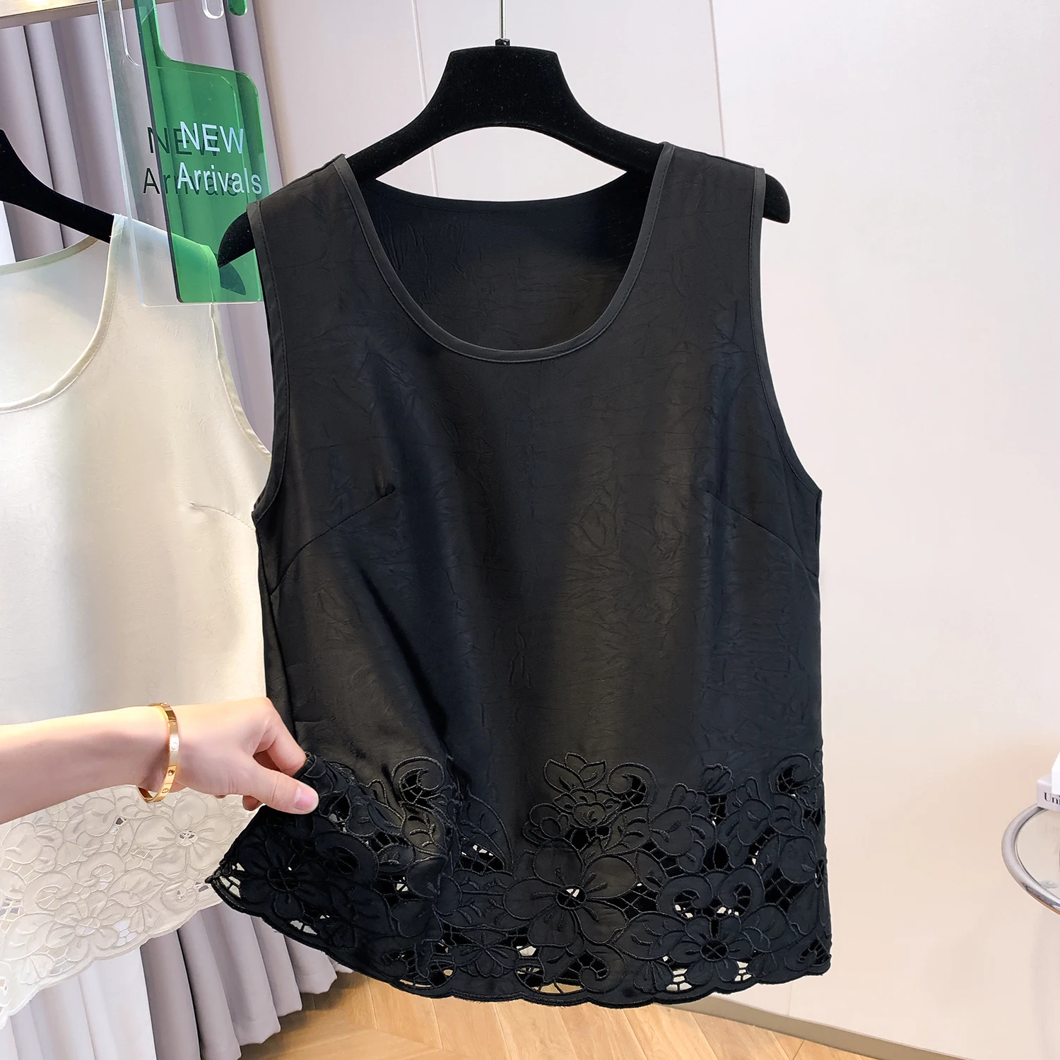 توب نسائي صيفي جديد بتطريز ثقيل ودانتيل مفرغ، حمالة من الحرير الساتان متعددة الاستخدامات برقبة مستديرة، تصميم أنيق للعمل بقصة...