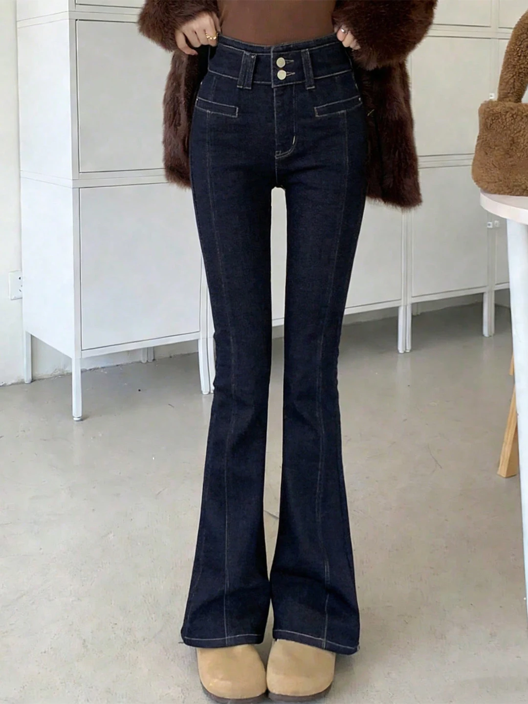

Женские джинсы-клеш с высокой талией, облегающие, модные, для повседневной носки, в стиле ретро, темно-синие, длинные брюки, зимний сезон