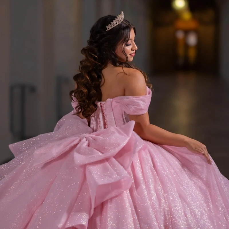 ピンクの光沢のあるキンセアニェーラドレス、オフショルダー、チュール、リボン、コルセット、パーティー、誕生日、スイート16ドレス、ベスティドス、15デアノス