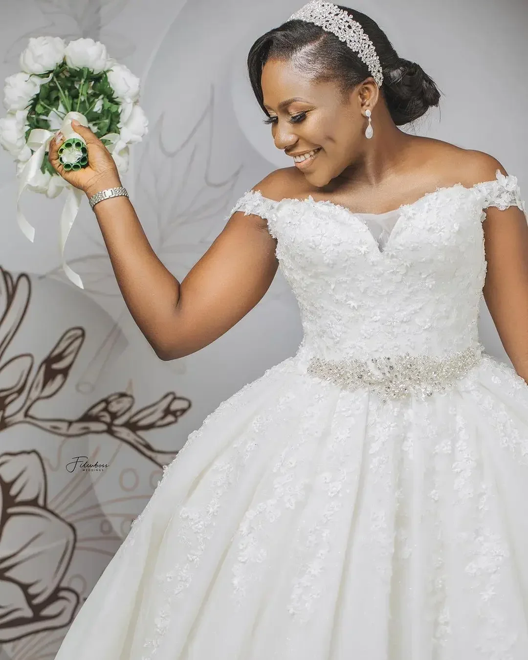 Vestidos de novia de encaje con hombros descubiertos, personalizados, tren de barrido, cinturón con cuentas, corsé en la espalda, corte en A, novedad