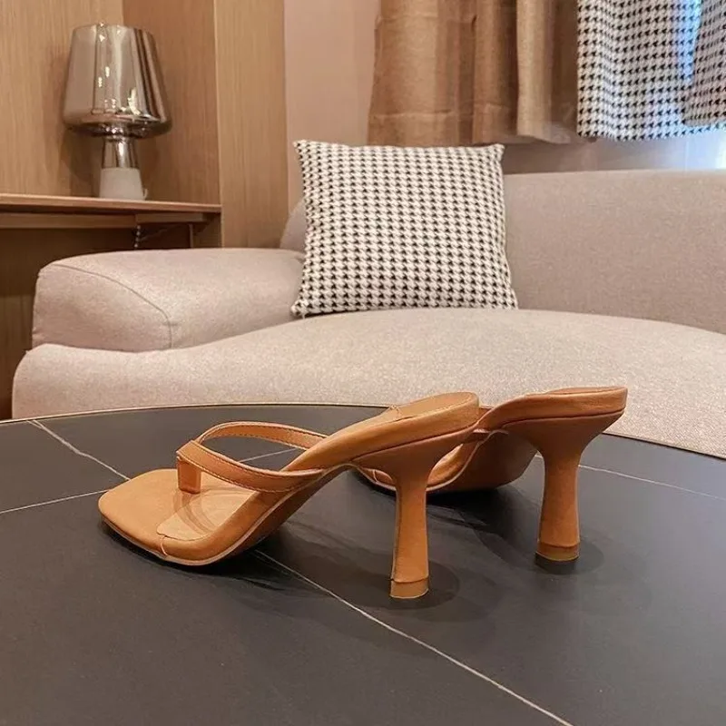Sandales à talons à la mode pour femmes portant des pantoufles nobles avec des talons et des jambes minces, sandales à bout carré pour l'été Sandalias De Mujer