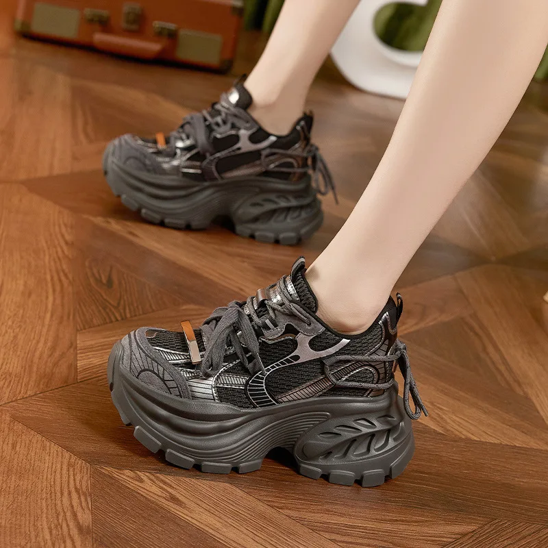 

Женские кроссовки на массивной платформе с невидимым каблуком-танкеткой 8 см, повседневная обувь для женщин, модные и удобные кеды 2025 года