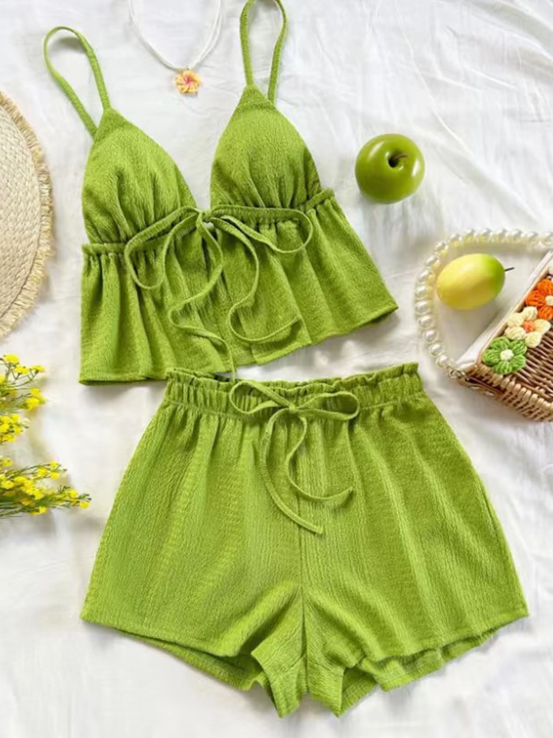 Nowy, najlepiej sprzedający się damski komplet: gładka koszulka na ramiączkach z regulowanymi guzikami i krótkie spodenki.