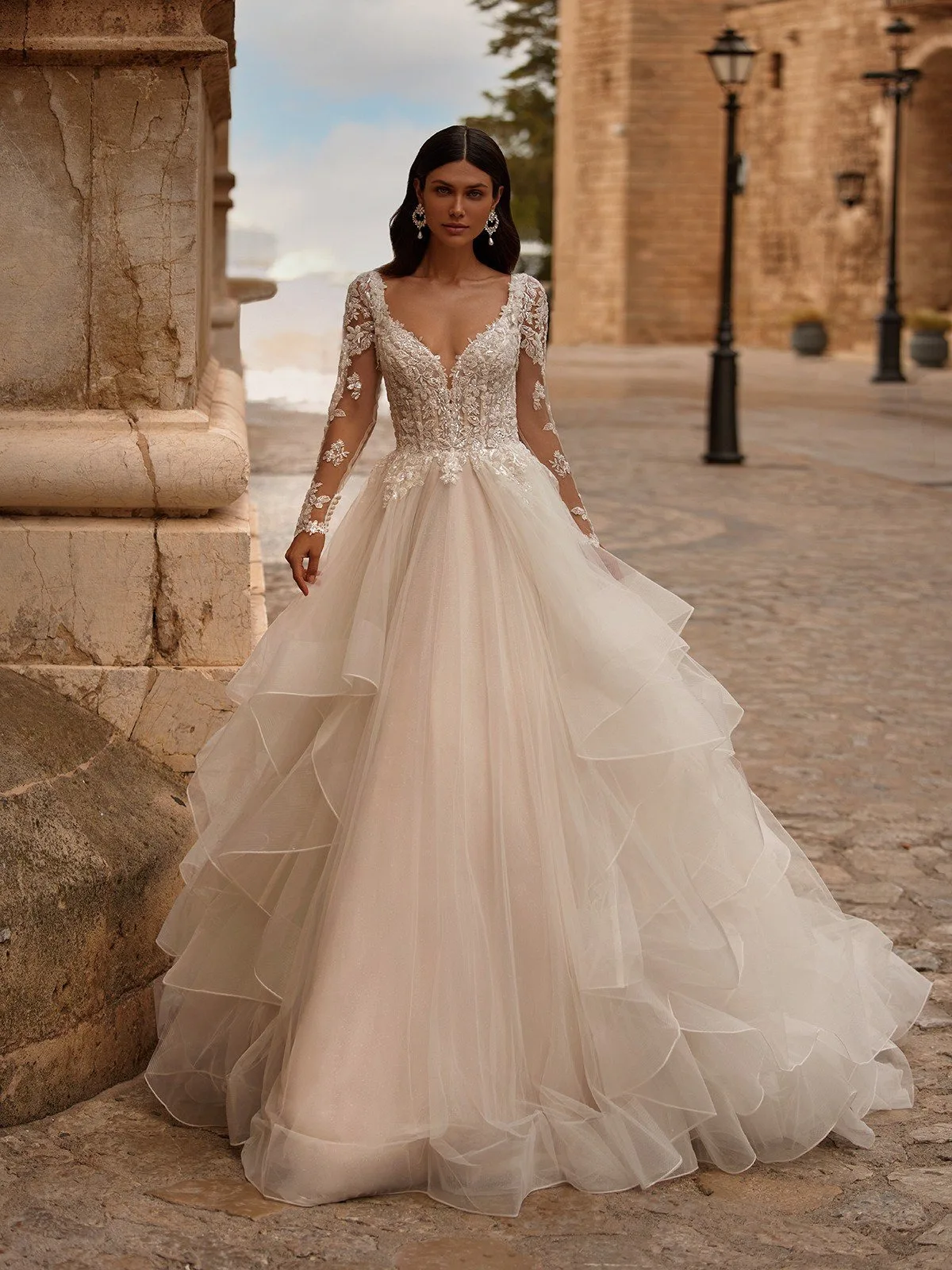 Customized Sexy V Neck Long Sleeve Lace Ball Gown Wedding Dresses Luxury Applique Chapel Train Vintage Bridal Gown