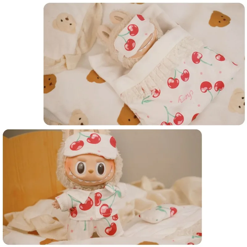

Симпатичный пижамный комплект Labubu 17 см: одежда для сна с принтом вишни и яблока, простыня и подушка в тон куклы для тематической коллекции вечеринок