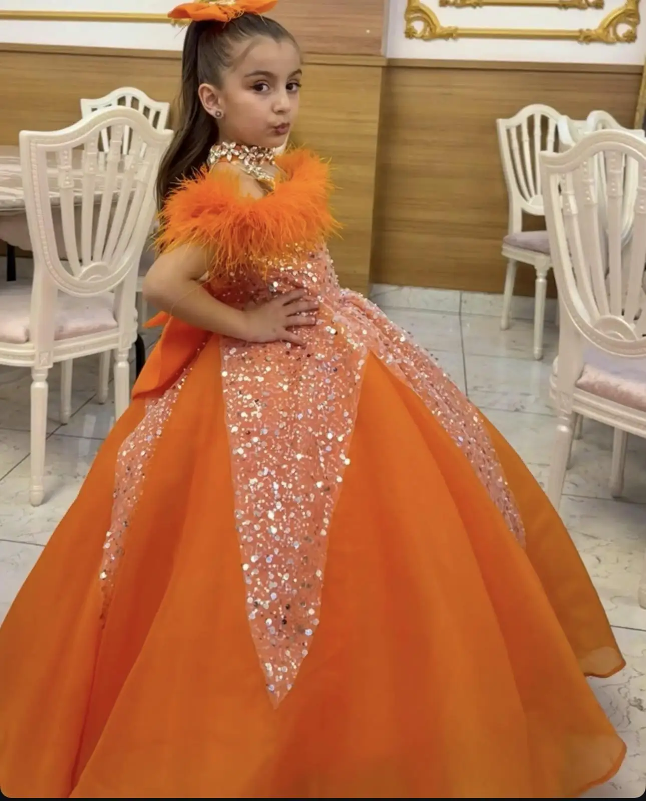 Abiti da festa di compleanno per ragazze con piume arancioni Abiti da ragazza di fiori in cristallo personalizzati per abiti da spettacolo per neonate da matrimonio