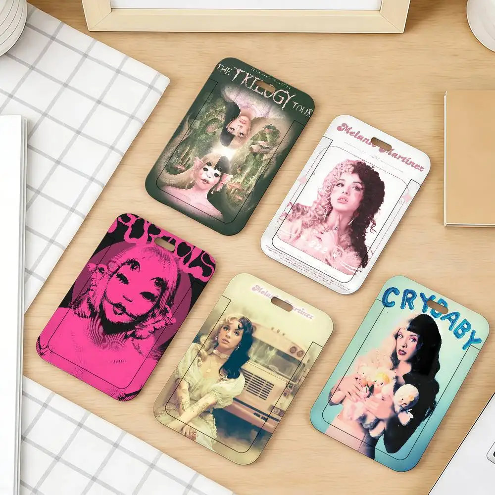 

Держатели для карт Singer Mariah Carey: для удостоверений личности, студенческих билетов, проездных на метро, бейджей сотрудников и защитных чехлов.