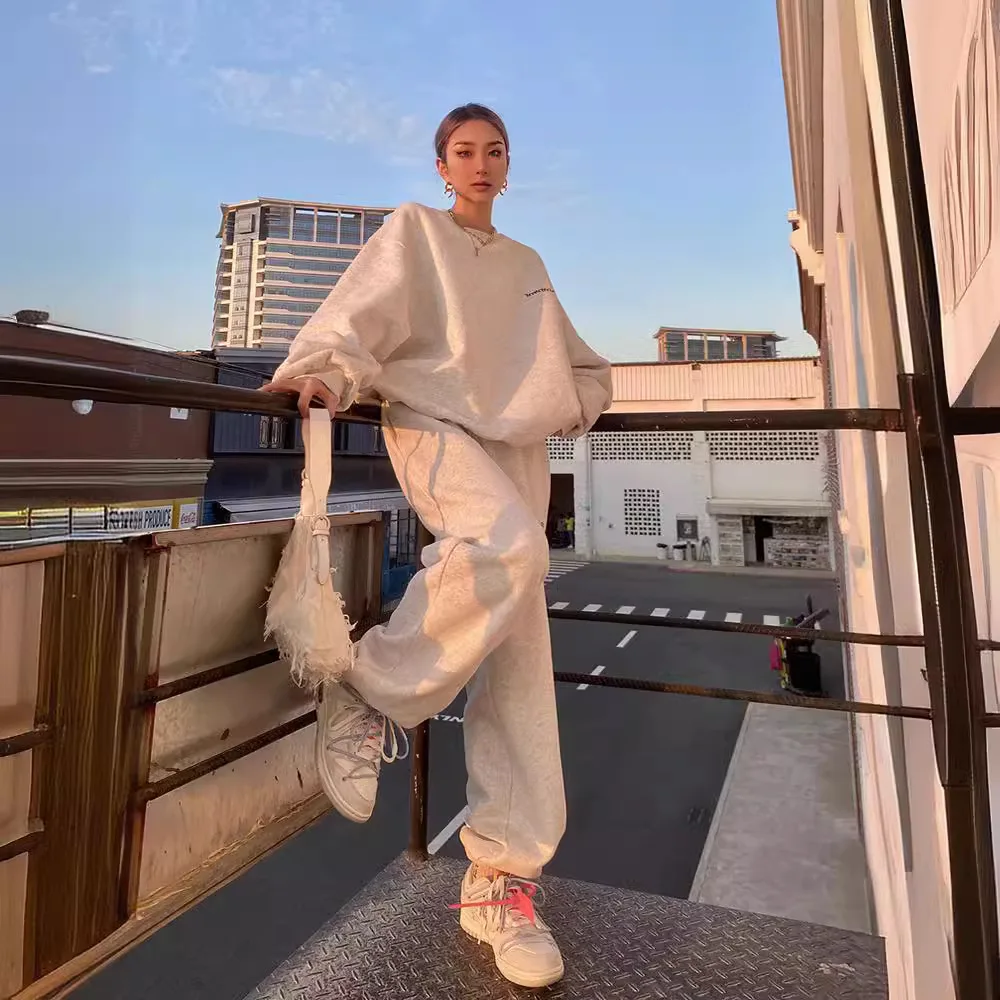 ชุดวอร์มผู้หญิงสีเทา ปี 2025 สไตล์อเมริกันวินเทจ ชุดเซ็ตสองชิ้น เสื้อคอกลม กางเกงลำลอง